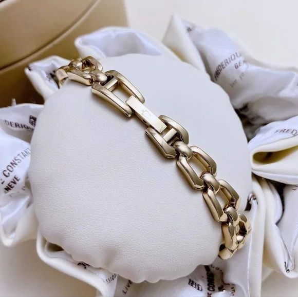 ***SOLD*** Bulova Mother of Pearl Dial Gold Tone Steel Ladies Watch - Picture 8 of 11